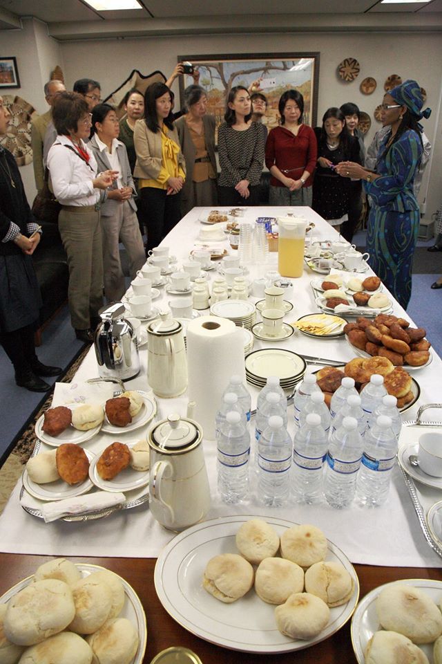 国際芸術家センター「大使館でお茶を第3回ボツワナ」懇親タイム
