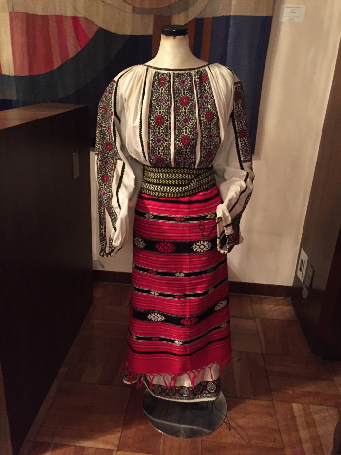 国際芸術家センター「大使館でお茶を第8回ルーマニア」ルーマニア伝統衣装