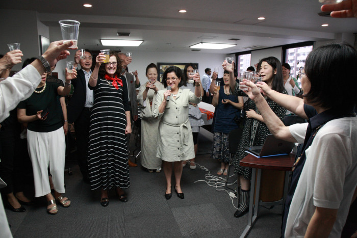 「大使館でお茶を第10回グァテマラ大使館」グァテマラ大使を囲んで乾杯。 IAC-国際芸術家センター