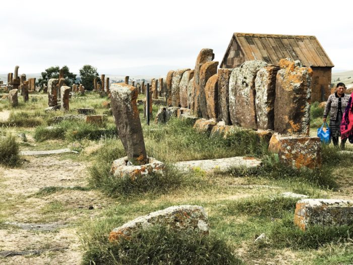 ノラドゥズ村の古いハチュカルが林立する墓地。