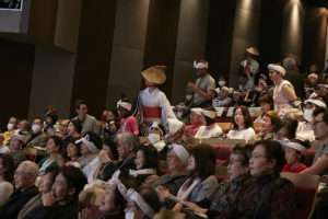 ODORI JAPANの公演から　観客も一緒に楽しみます。